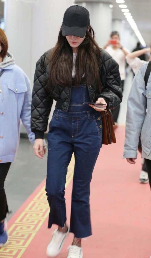 迪丽热巴这一条牛仔裤十分宽松，但显得迪丽热巴的胯部极为宽大