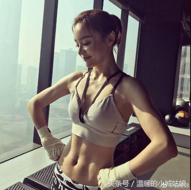 女星穿“露脐装”，热巴性感，赵丽颖腰比头细，奚梦瑶也太拼了