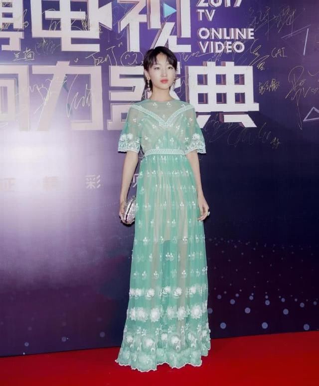 周冬雨身穿透视装，却和性感相差千里，网友：偷穿了大人的衣服！