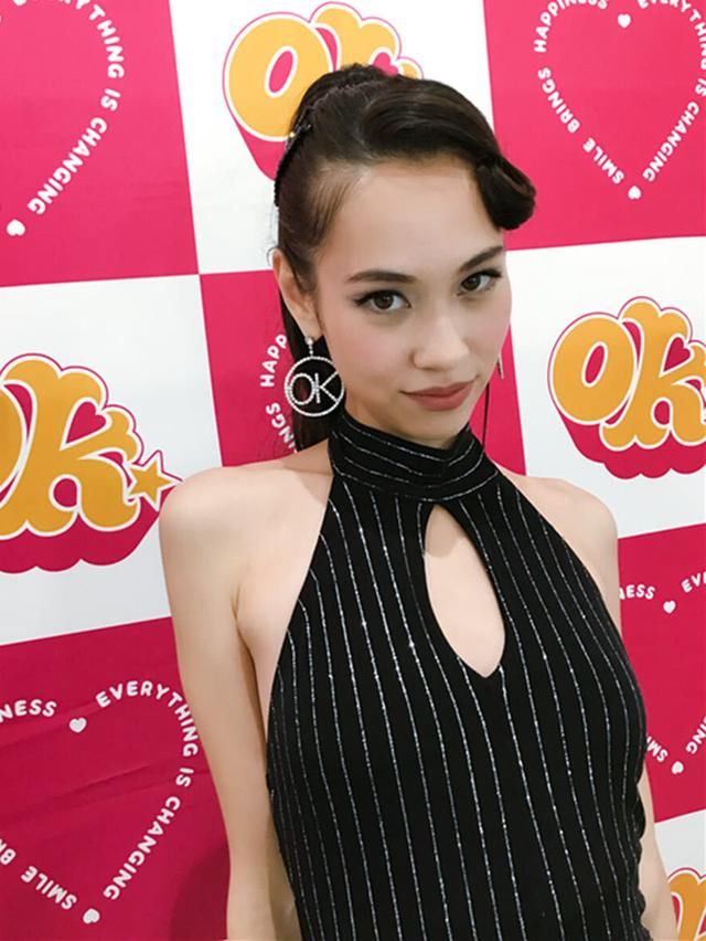 水原希子终于又扎马尾辫，却在刘海上卷个圈，这复古审美没谁了！