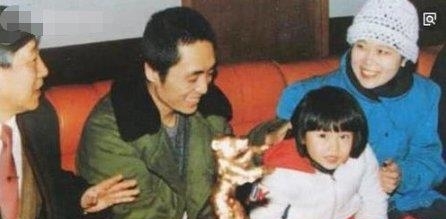  『张艺谋』69岁张艺谋全家福，儿女成堆，57岁岳母与娇妻傻傻分不清楚