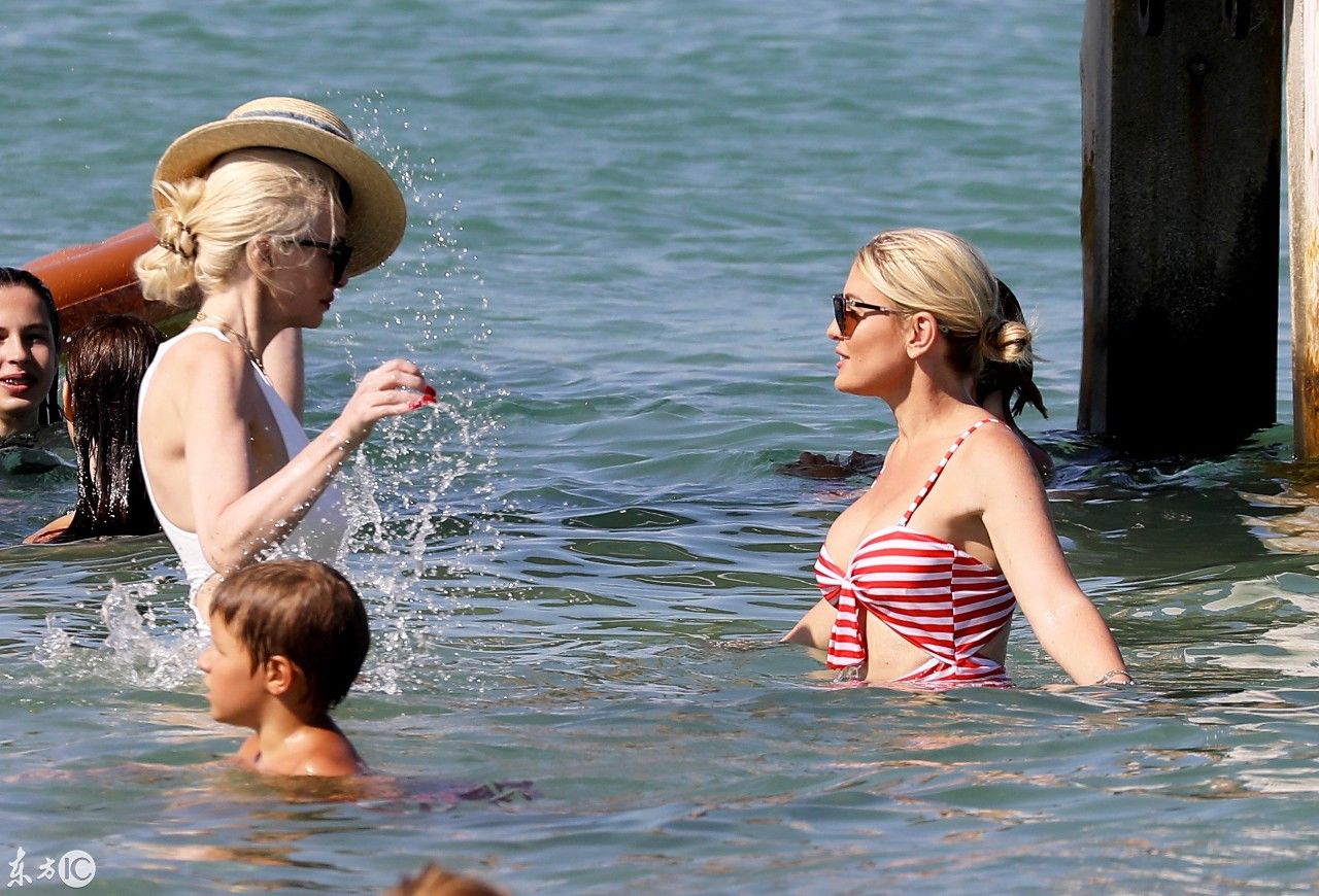 以色列超模Hofit Golan与朋友们在海滨俱乐部游泳 吊带泳衣秀美胸