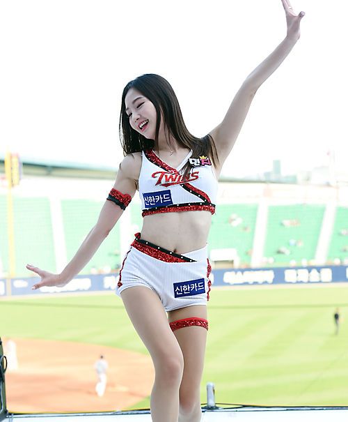 韩国棒球赛美女秀长腿，近距离看棒球拉拉队女郎