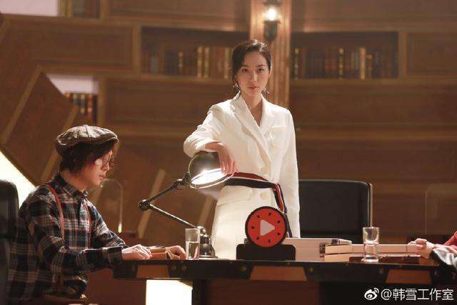 鞠婧祎真厉害! 穿的牛仔短裤好多绳子捆绑 网友: 勒得不疼吗?