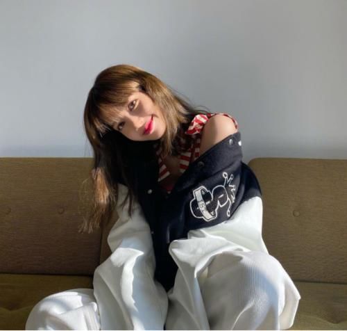  服装的穿搭：Lisa的春季穿搭真是别致！一件白色小短裙，看上去清纯又性感