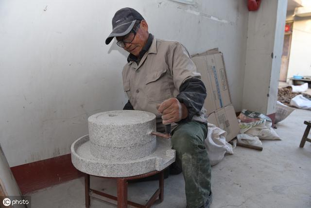  「石磨」67岁老人坚守43年，3天做1个老物件，300元1个卖断货订