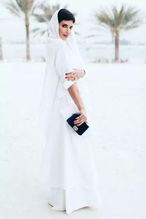 不走秀就回去继承家业？沙特史上第一位走上高定秀场的模特就是她