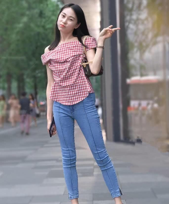  天使■小姐姐的腿被天使吻过吧？牛仔裤线都不带弯的，这腿直得不像话！