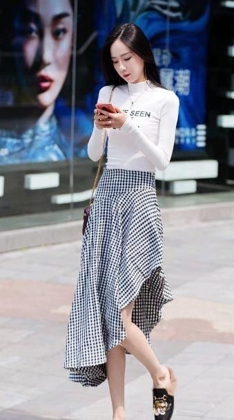 「长裙」街拍:小姐姐身穿长裙,走起路来十分飘逸,女神范十足