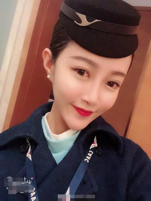 飞机上,为什么要求空姐一直穿裙子,看完这些你就明白了