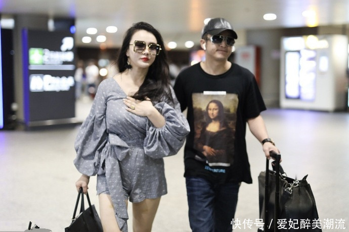 冉莹颖穿V领连体短裤，用手捂住领口防走光，网友：敢穿不敢露？