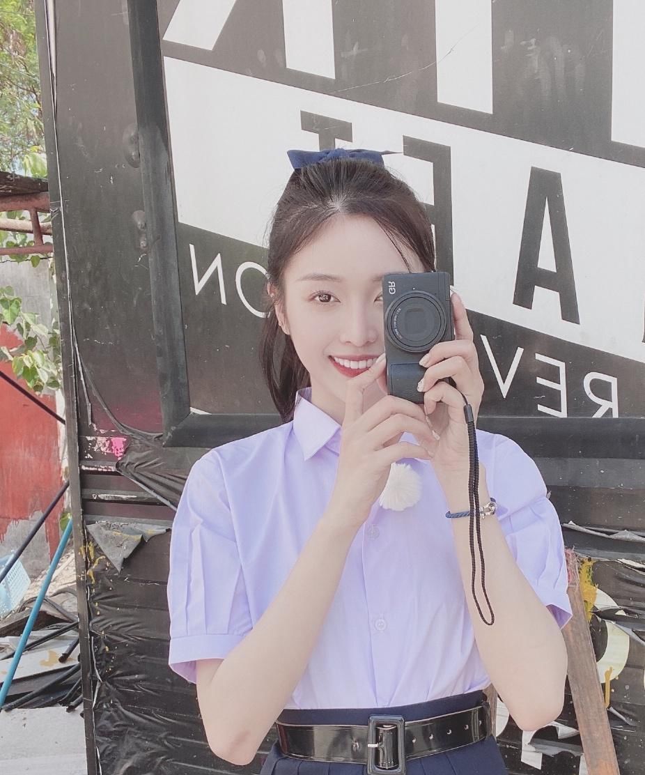 美少女：吴宣仪和郑爽, 体重都是86斤, 同为百褶裙造型, 到底谁更甜?