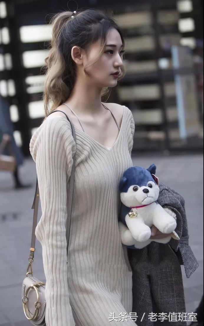 街拍:美丽漂亮的姐姐走来性感迷人令人喜爱