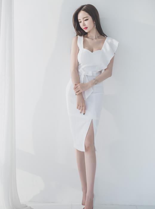 连衣裙|李妍静,一件白色的开叉连衣裙