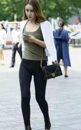 快来看看街拍达人的小姐姐吧，这样的穿搭你喜欢吗？