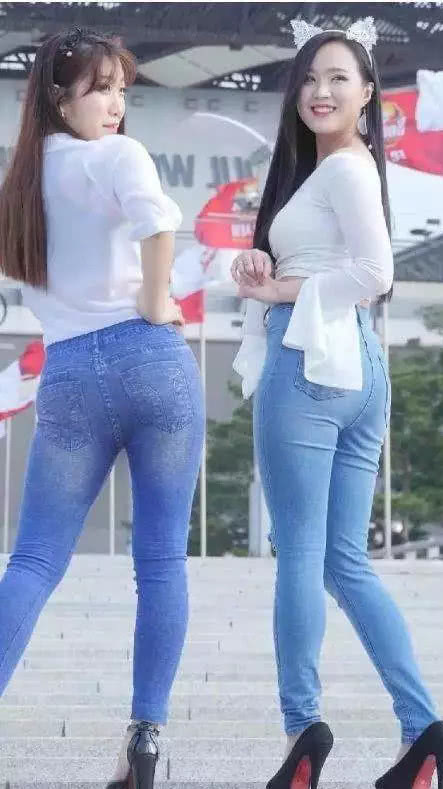 2位美丽的小姐姐略胖的身材，在时尚紧身牛仔裤的搭配下充满了时