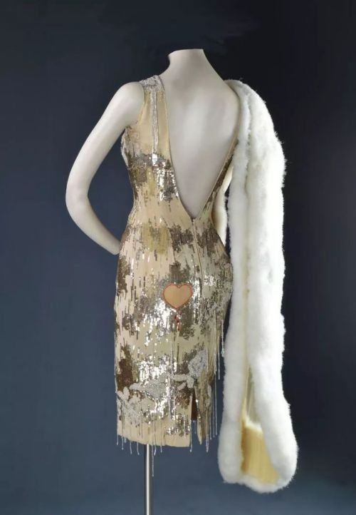 她是凡尔赛宫的点缀，也是女神裙上的珠光