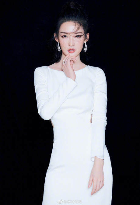 28岁李沁美腻了！一袭红色长裙明媚动人，网友：比孙怡还要美