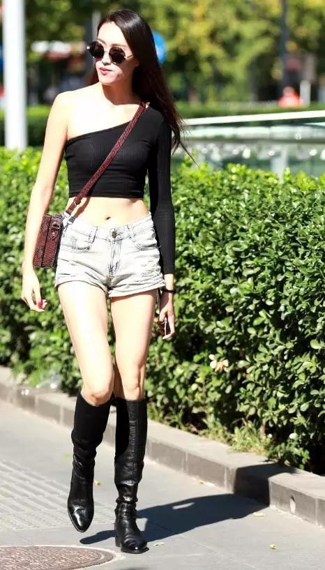 街拍：高挑短裤长筒靴露大腿的长发气质美女