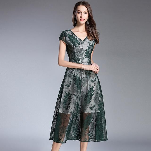 丰满女人穿裙从不穿丝袜！露出大白腿，完美无缺，上身又嫩又迷人