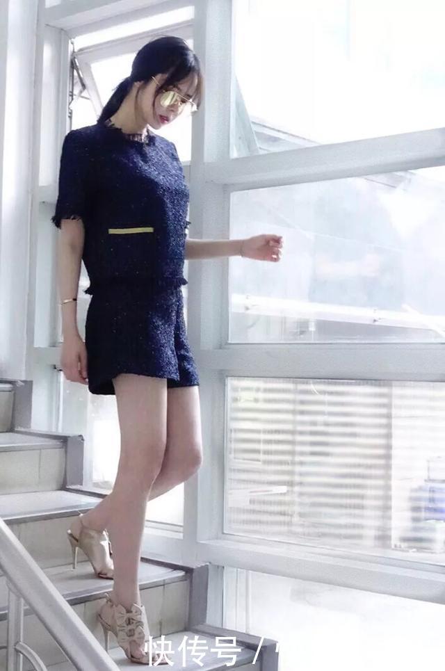  美女@街拍：美女一双非常有个性的蝴蝶结高跟鞋，看起来非常的优雅又时尚