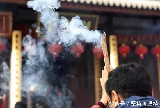 到寺庙里烧香拜佛,这5条禁忌一定要注意,不懂别乱拜!