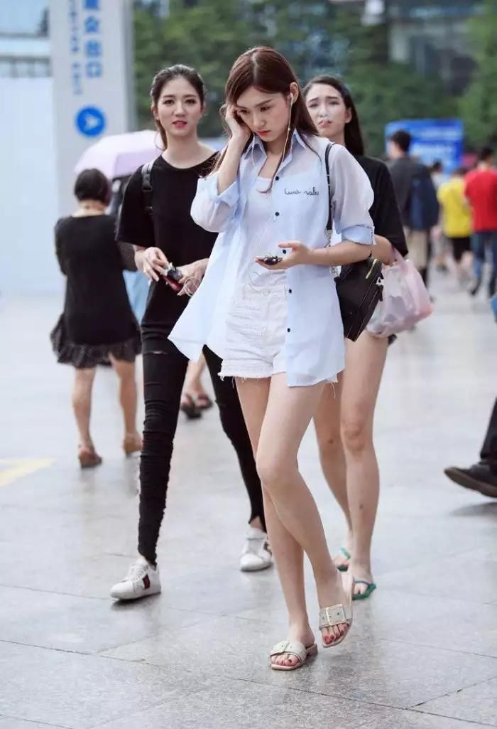 街拍 打破传统时尚定义的穿搭参考，哪款清凉舒适的夏装更好看?