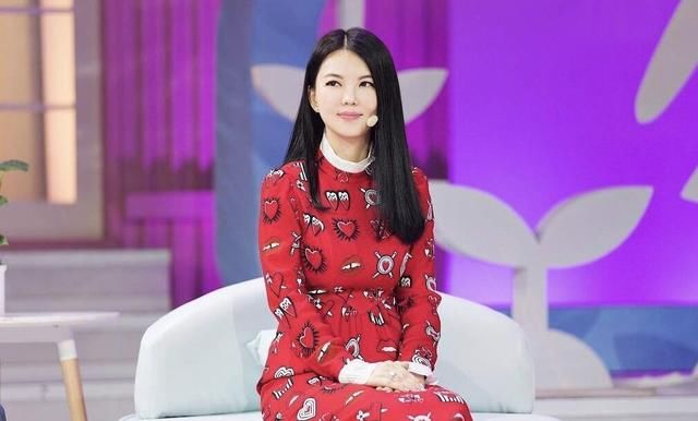 「 金色」穿金色亮片连衣裙凹凸有致，略显微胖但很有贵妇范，李湘身材有料