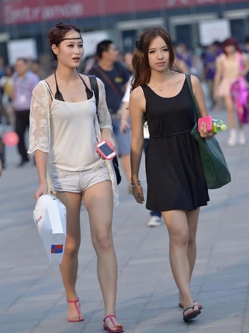 街拍小乳长腿气质小姐姐