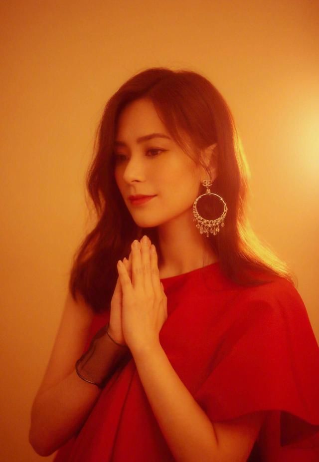 阿娇一袭红色上衣，气质满分，这周福利贴你心动了吗？