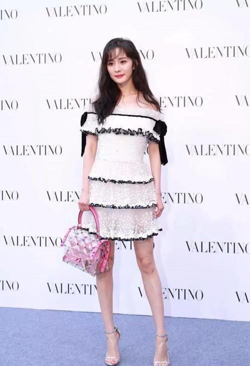 杨幂是把泳装的肩带缝裙子上了吗？看着好不协调，一点美感都没有