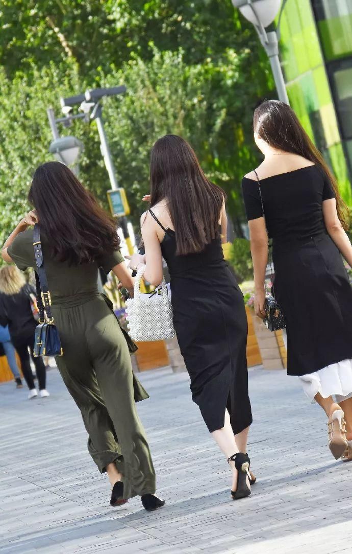 街拍:三美同行,哪个背影最迷人?