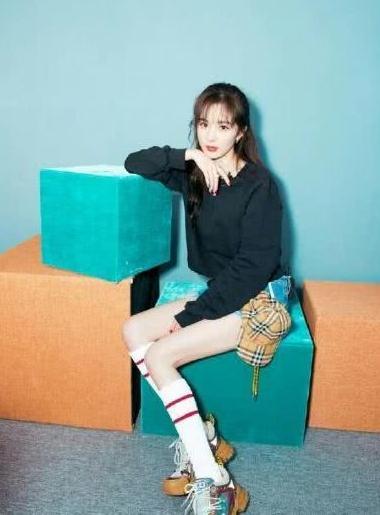 杨幂晒全脸自拍，疑似回应“脸崩”传闻？网友：自拍幂上线了