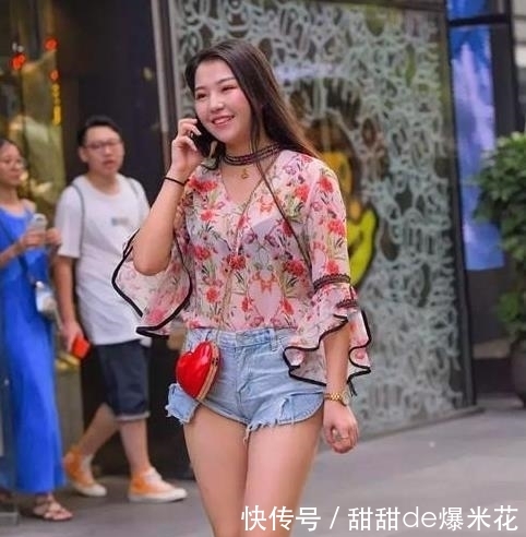 搭配■街拍气质高雅的美女,一件黑色的连衣裙,时尚魅力十足