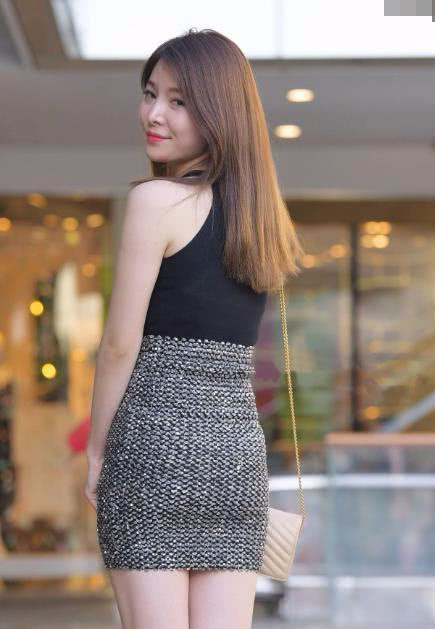 小姐姐紧身短裙出街很显女性娇媚的感觉,妥妥的成了一个大女孩子