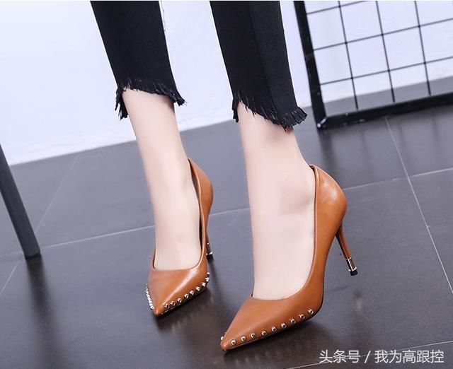 18颗圆形铆钉分布于尖头两侧的性感高跟鞋