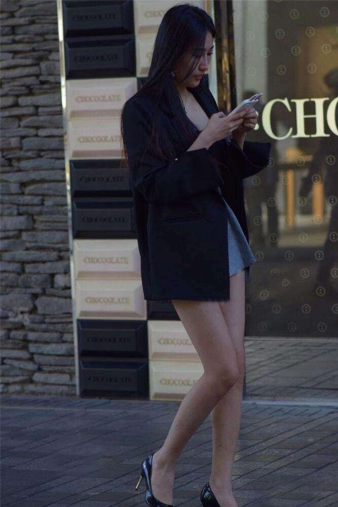 街拍: 成熟气质的辣妈, 包臀裙难掩修长美腿