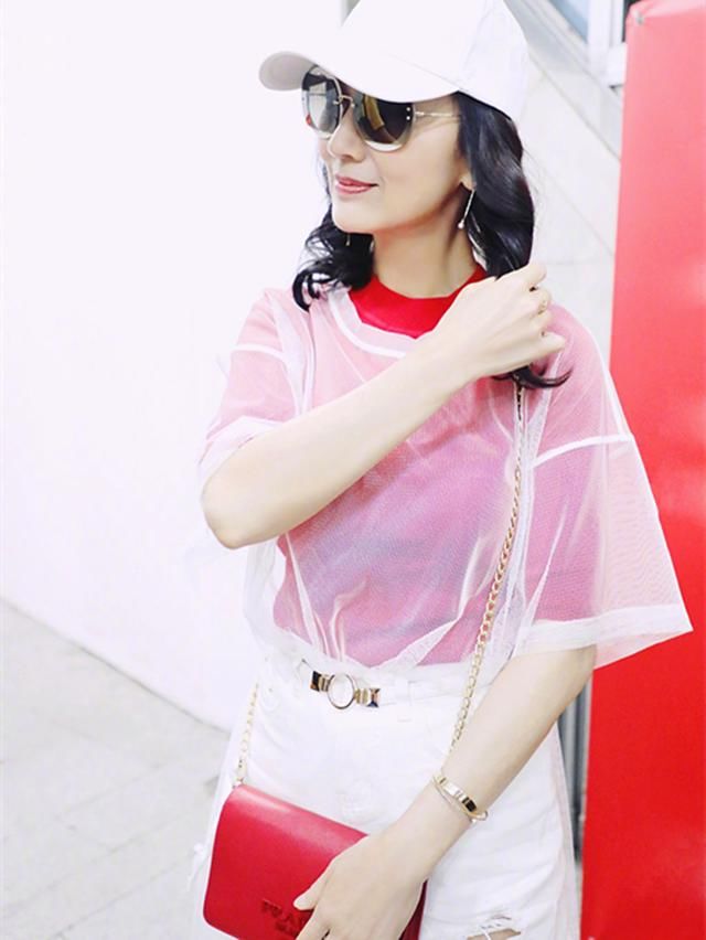 63岁赵雅芝真会玩，“蚊帐”拿来当罩衫，看脸叫姐姐都可以！