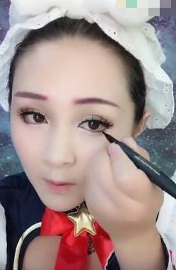 00后小萝莉仿妆《王者荣耀》小妲己，涂上烈焰红唇后，真是娇媚