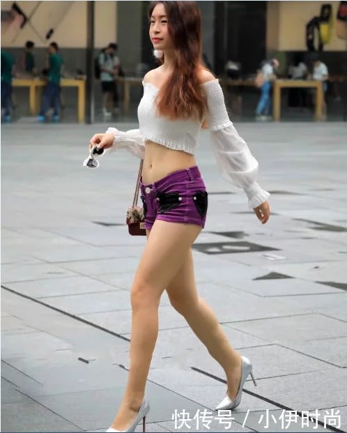 时尚火辣小姐姐洁白靓丽抹胸装简搭超短热裤，尽显妖娆曼妙身姿