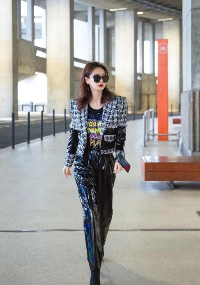  吃香|街拍；“穿长不穿短”早不吃香了，现流行这件“露脐外套”，时髦又性感