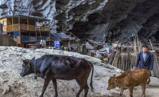 中国唯一的“洞穴村庄”：全村73人住在山洞中，进出十分艰难！