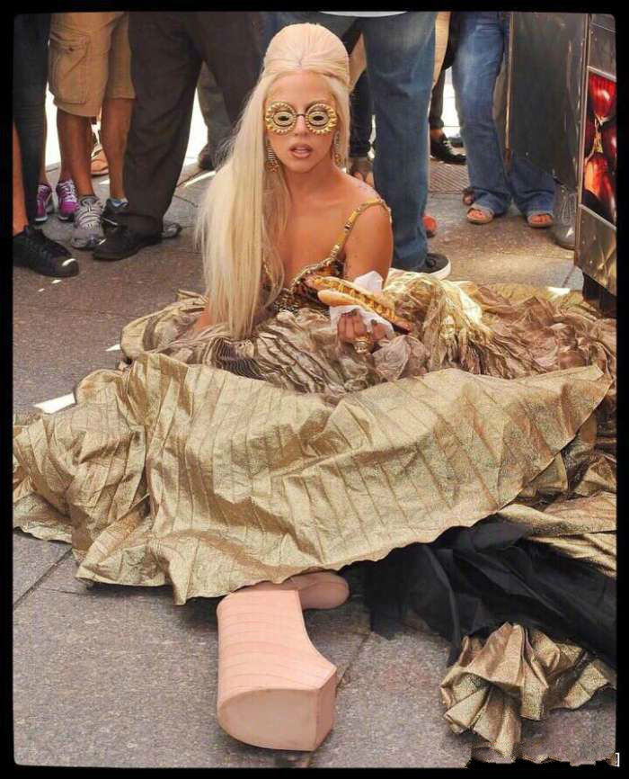 一米五五ladygaga踩20cm高跟鞋买热狗，感觉都摔出“假肢”了!