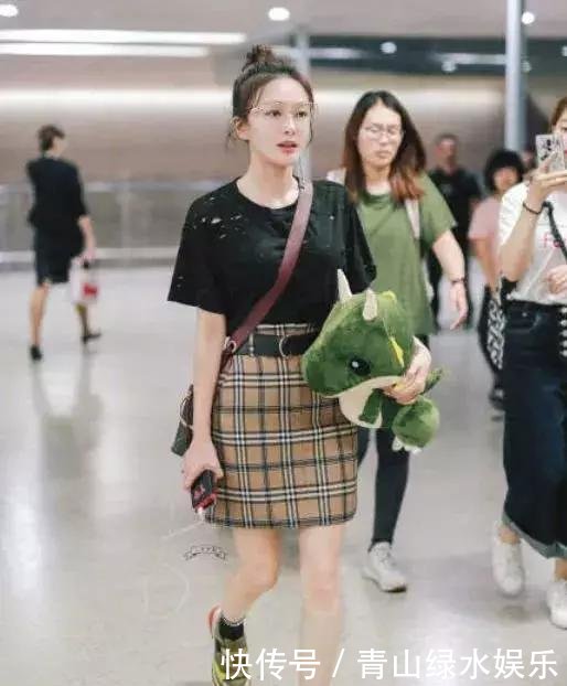 “富察皇后”走机场，破烂衣上满天星，脚上还踩了双“土味”鞋！