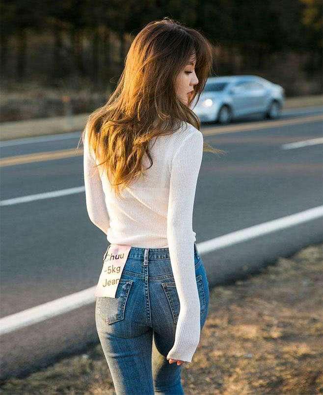 时尚紧身裤给人亲近无压力的暖女形象,自带一种优雅的女人气质
