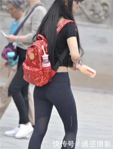 运动小姐姐风景区展现曲线身材，三角形非常的好看