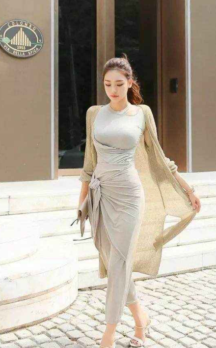 街拍：运动装裹出迷人身材，一双大长腿让人看呆