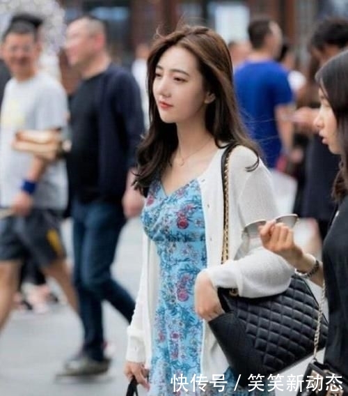 活泼可爱:街拍活泼可爱的小姐姐,一条拼接的连衣裙,时尚完美好身姿