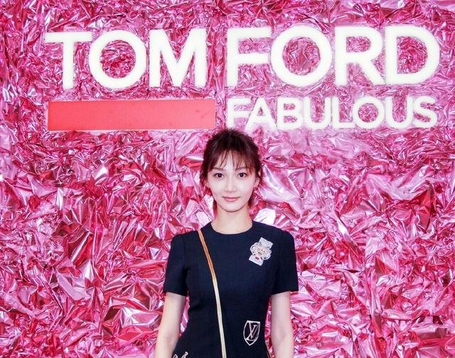 她是《老房有喜》小海燕，如今秋衣外面穿抹胸，网友：漂亮