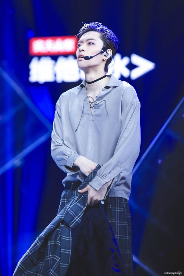 练习生:练习生们新公演的造型,简直衣冠禽兽斯